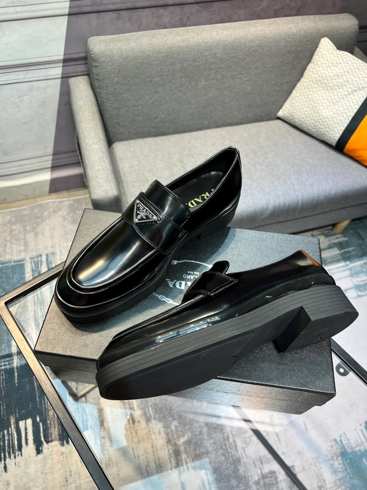Men's clothing and shoes 💰860 Prada/Prada's new glossy leather loafers are made of open-edge beaded uppers imported from Italy, slip-on loafers style, large piece splicing design, durable and non-deforming, heavy-duty construction, exquisite mark stitching, same material ribbon decoration, blending classic and modern styles, lining with dyed calfskin, standard PRADA logo cowhide feet, original ultra-light matte texture and embossed leather outsole, light and not tired, excellent shock absorption effect, full foot comfort! Size: 39-44 (customized at 38.45)